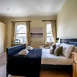 7 St John\'S Crescent