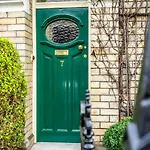 7 St John\'S Crescent